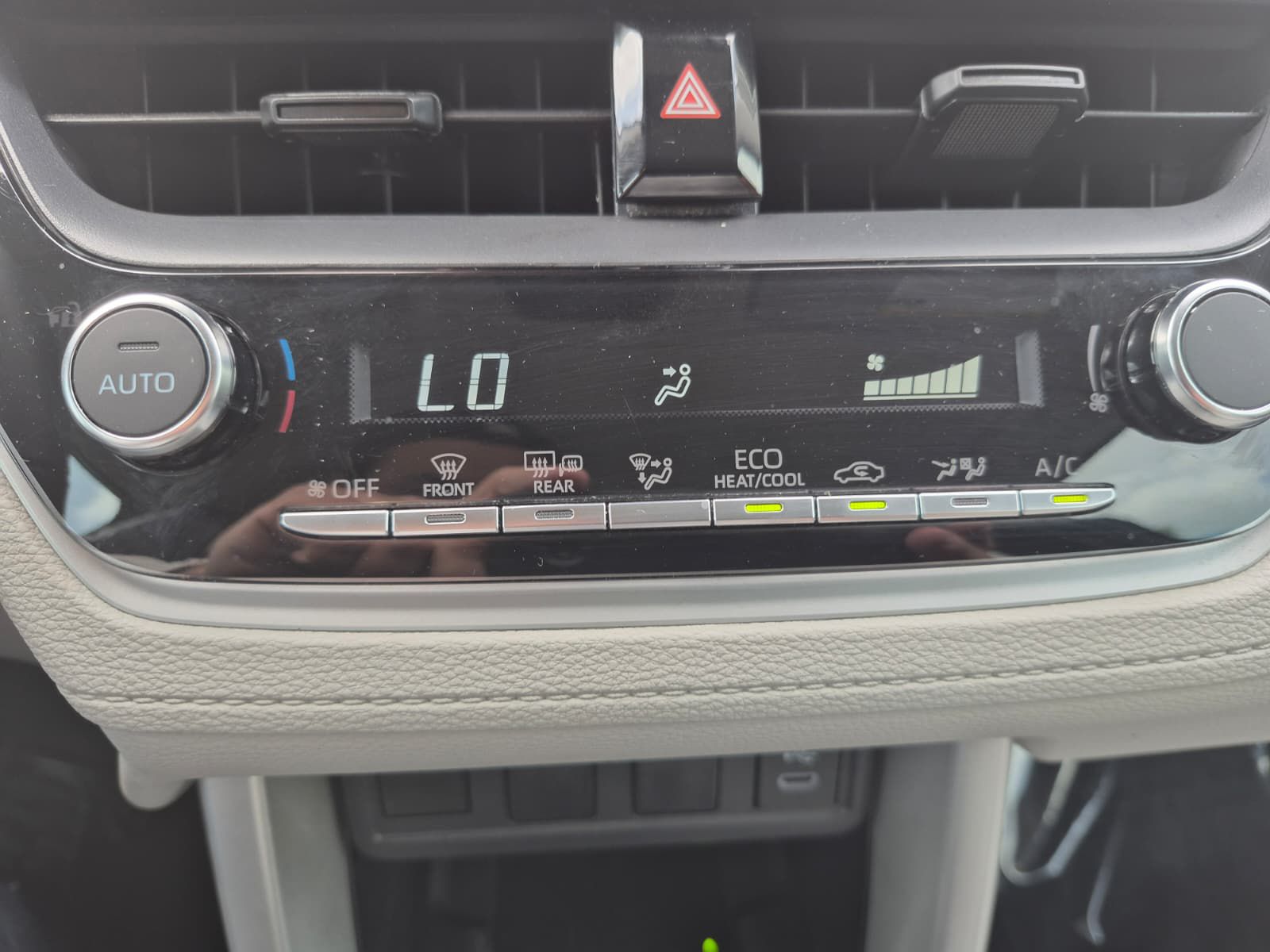 2025 Toyota Corolla Cross LE - Photo 9